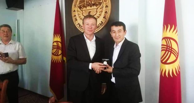 Глава района поздравляет государственных и муниципальных служащих с профессиональным праздником!